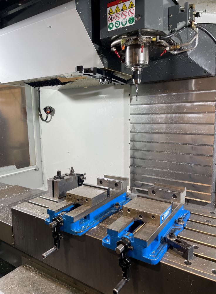 HAAS VF3SS machining center with Kurt machine vises
